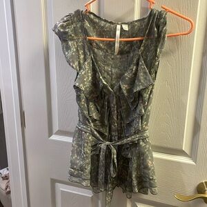 ☀️2/$15☀️ Lauren Conrad flowy top